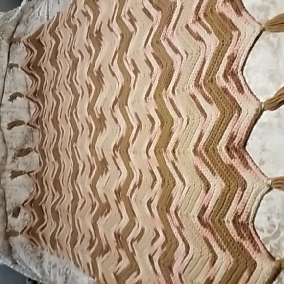 HAND MADE CROCHTED PINK/BEIGE,CREAM THROW W/FRINGD ENDS 44 x 57 - Picture 2 of 7